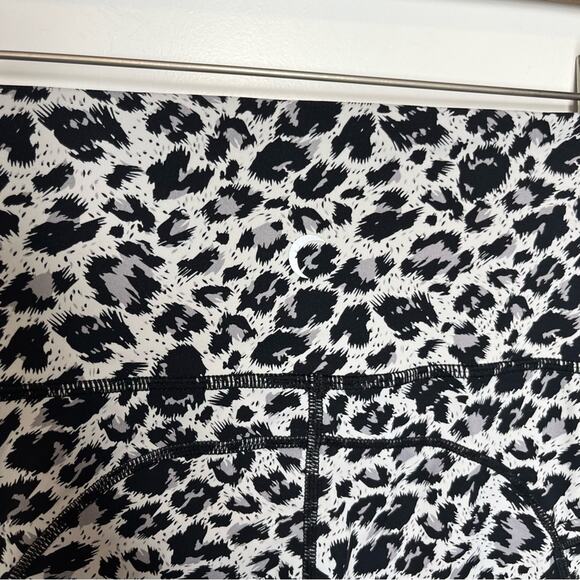 Zyia Active Black & White Leopard Print Pocket Cropped Leggings Size 4 - Picture 6 of 7
